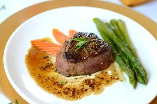 Filete mignon con salsa Madeira