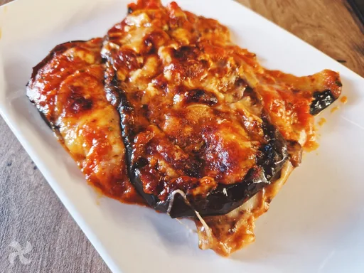 Berenjenas a la parmesana rellenas de jamón y queso exprés