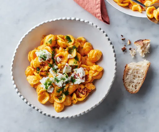 Orecchiette con ajvar, ricotta y eneldo