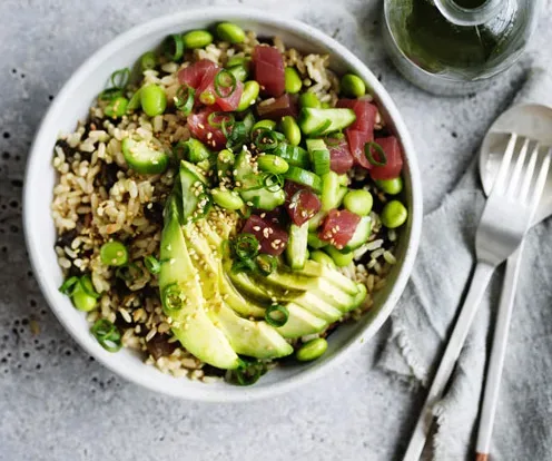 Bol de arroz integral con aguacate y atún