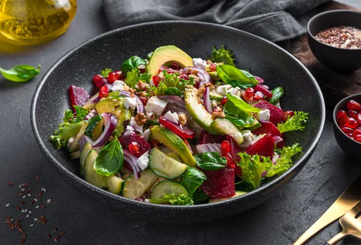 ENSALADA VERDE CON REMOLACHA, AGUACATE, QUESO FETA Y NUECES