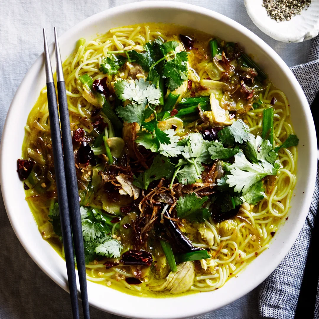 Sopa aromática de pollo y fideos con jengibre y cúrcuma