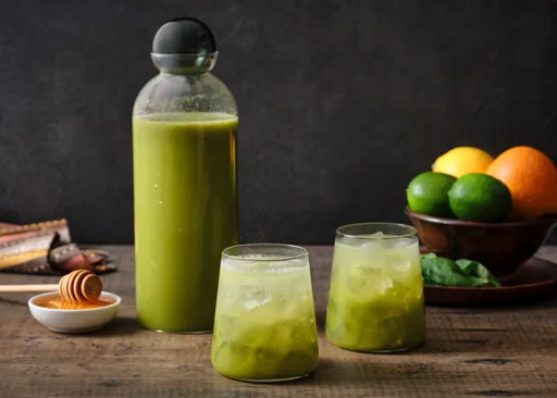 Agua fresca de limón, miel y albahaca