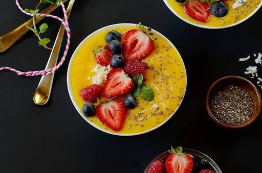 Bol de batido de mango y lima