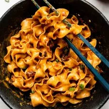 Fideos de sésamo con chile picante