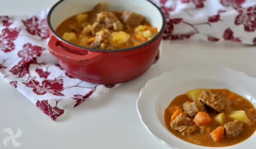 Carne guisada con patatas y zanahoria