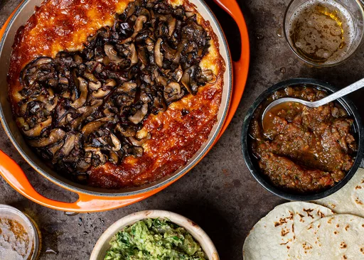 Queso fundido con guajillo y champiñones al ajillo