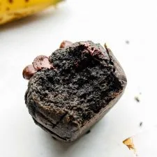 Mufins veganos de plátano y sésamo negro