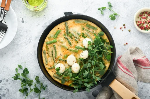 Tortilla de patatas y judías verdes con brotes
