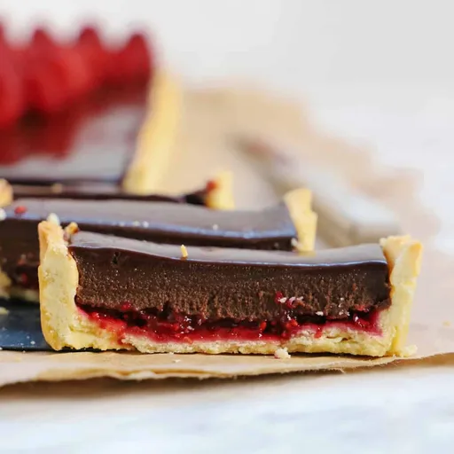 Tarta de chocolate con mermelada de frambuesa