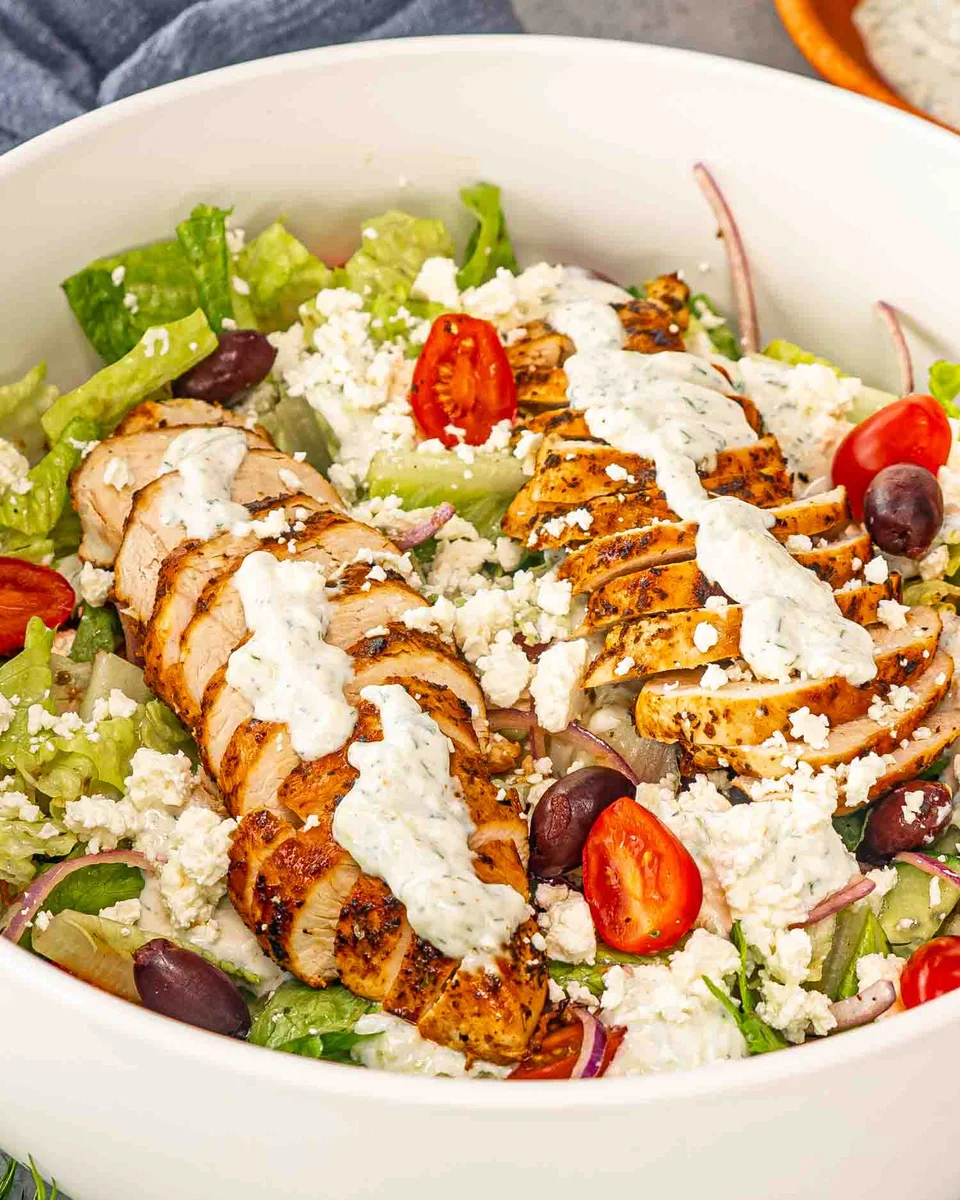 Ensalada de pollo con tzatziki