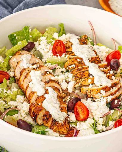 Ensalada de pollo con tzatziki