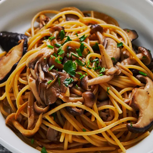 Pasta con mantequilla, salsa de soja y setas japonesas