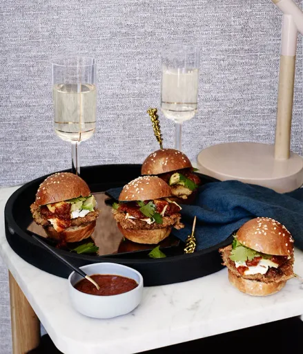 Bocadillos de schnitzel de ternera con salsa chipotle