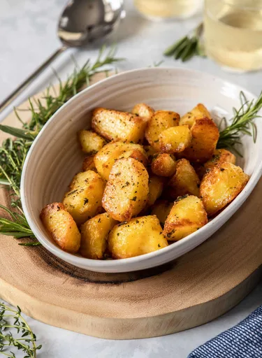 Patatas asadas al horno con hierbas y ajo