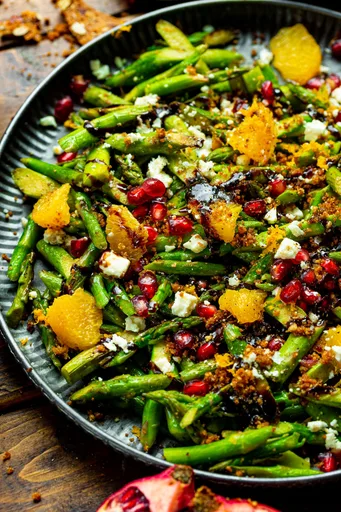 Ensalada navideña de granada y espárragos