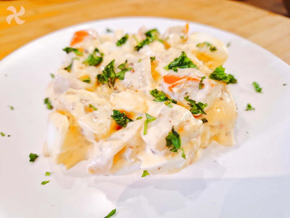 Ensalada de cangrejo, huevo y piña