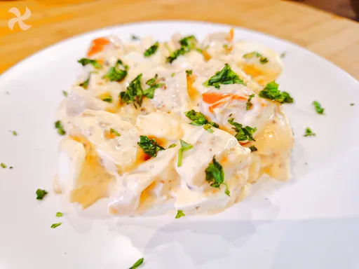 Ensalada de cangrejo, huevo y piña