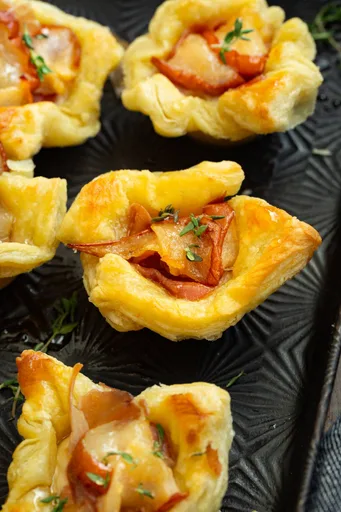 Mini aperitivos de pera asada con miel picante y queso brie