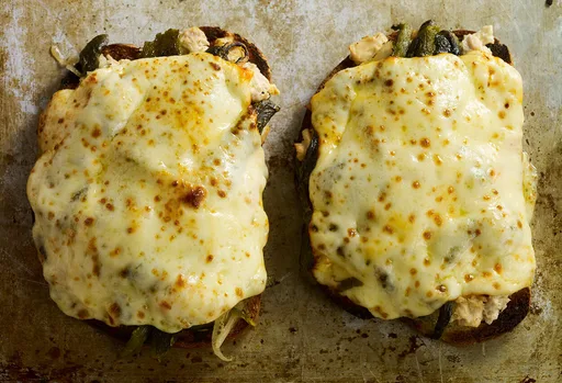 Sándwich Fundido de Atún con Rajas de Poblano en Escabeche