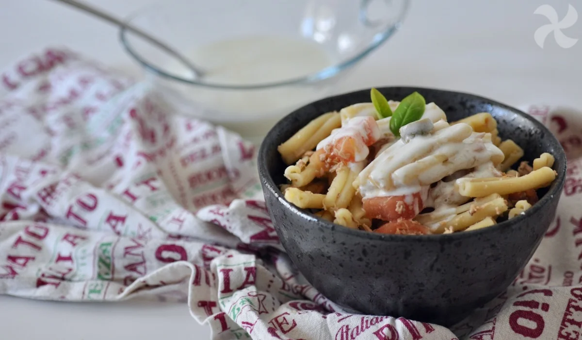 Ensalada de pasta y atún con salsa de yogur