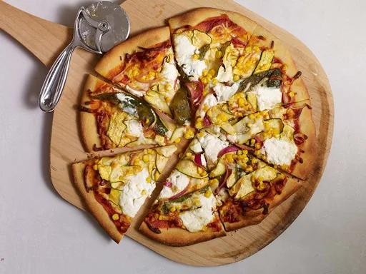 Pizza de chile poblano, maíz y calabacín