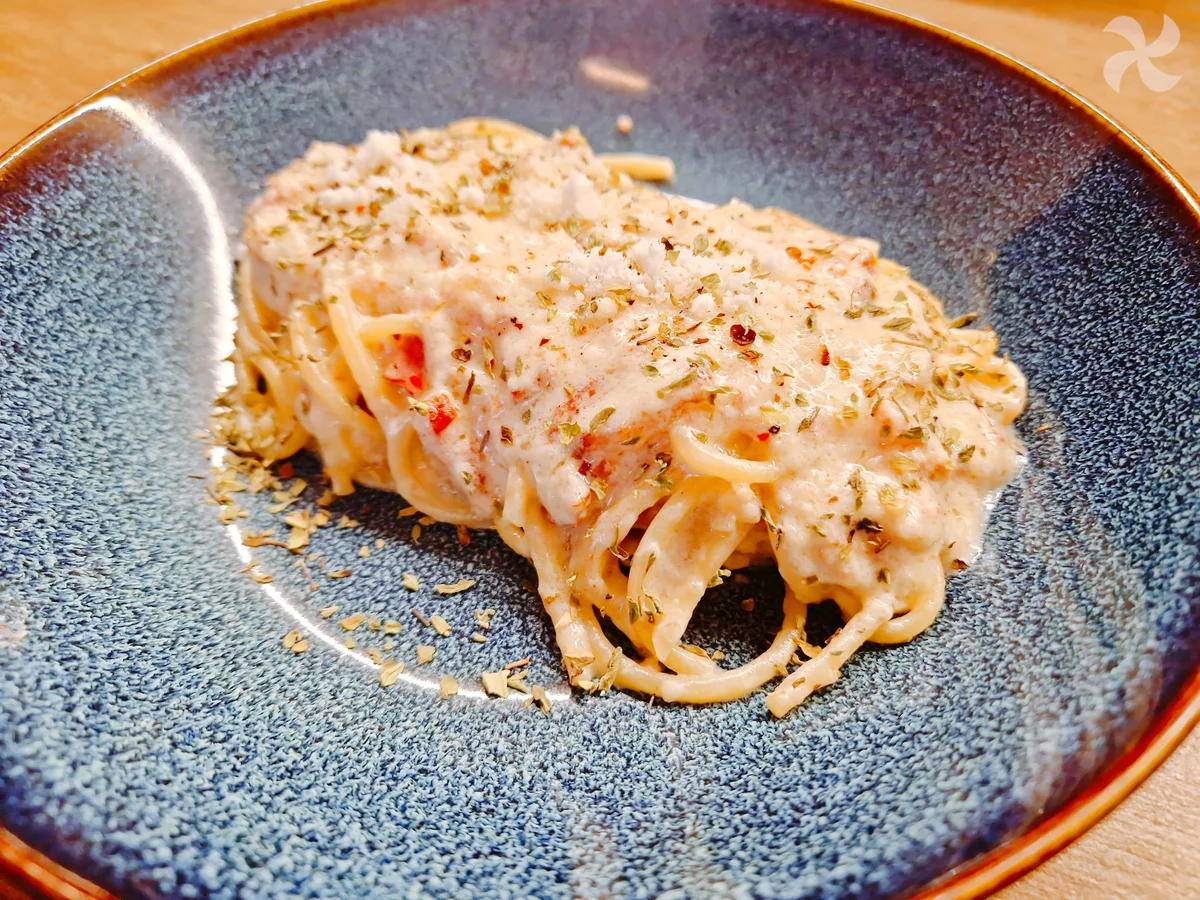 Espaguetis estilo carbonara con salsa de bacon y parmesano
