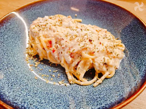 Espaguetis estilo carbonara con salsa de bacon y parmesano