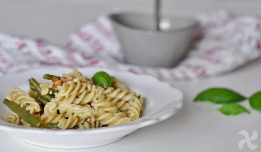 Espirales con judías verdes y pesto de cacahuetes
