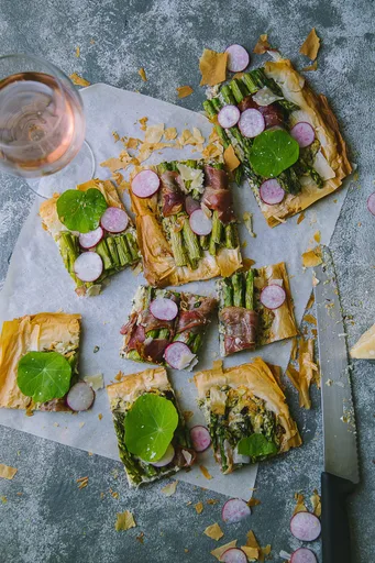 Tarta de espárragos, prosciutto y masa filo