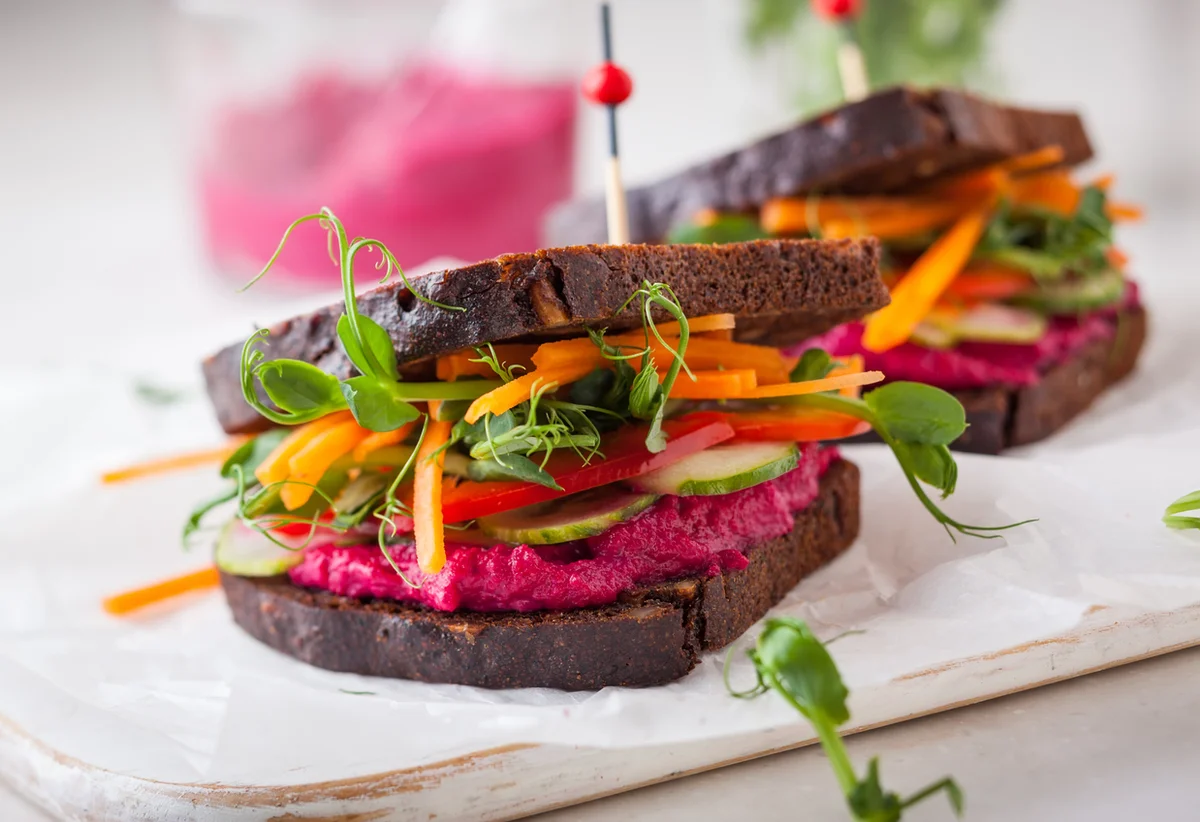 WHOLE GRAIN SANDWICH WITH BEET HUMMUS (VEGAN)