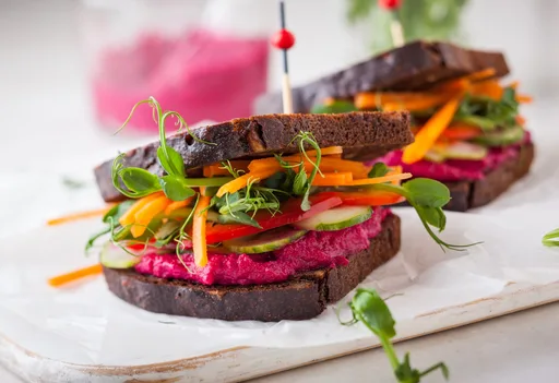 Sándwich integral con hummus de remolacha (vegano)