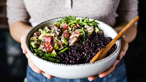 Bol de Ensalada de Atún Sellado con Costra de Sésamo