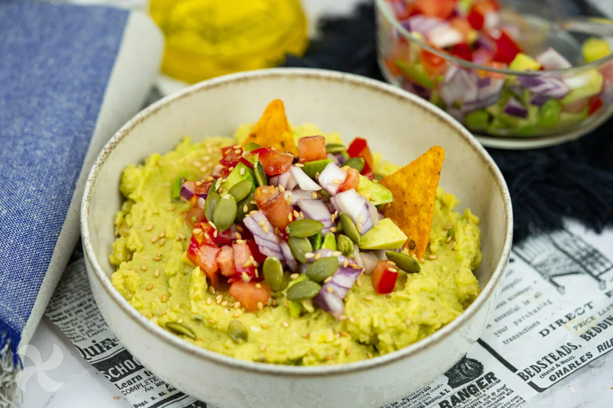 Hummus de aguacate con pico de gallo