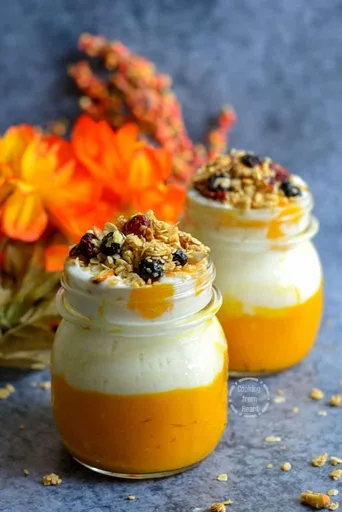 Parfait de Yogur y Mango con Granola Casera