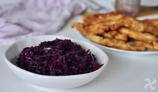 Lombarda con melocotón y arándanos secos