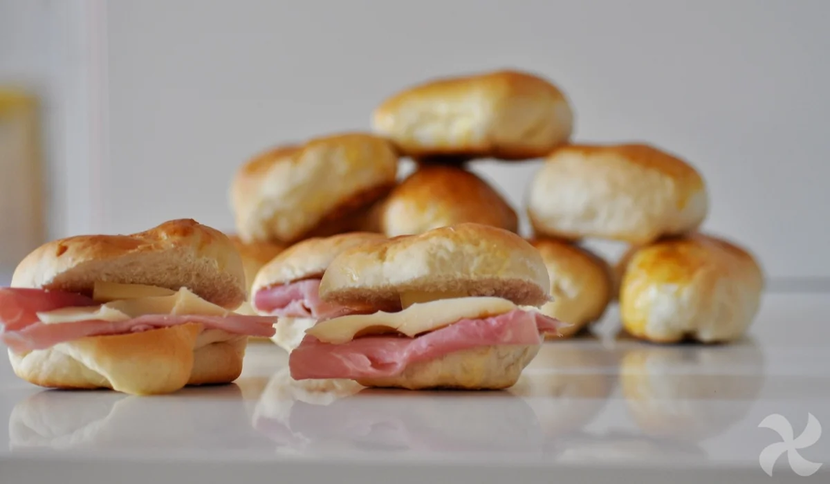 Panecillos con jamón y queso para la merienda