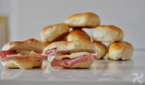Panecillos con jamón y queso para la merienda
