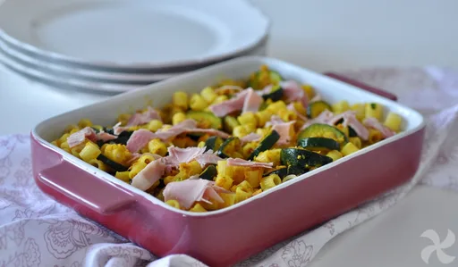 Pasta con calabacín y cúrcuma