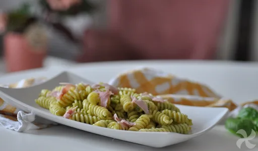 Pasta con crema de calabacín y jamón cocido