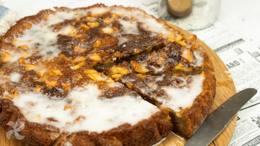 Pastel húmedo de manzana y canela