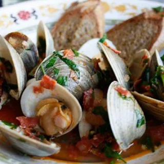 Almejas con Salchicha Picante