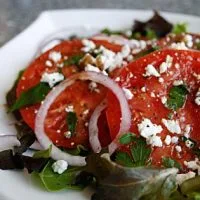 Ensalada de Tomates Heirloom con Migas de Queso de Cabra