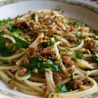 Espaguetis con Ajo, Guindillas, Limón y Pan Rallado Crujiente