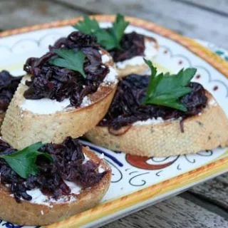 Bruschetta con achicoria roja y queso de cabra
