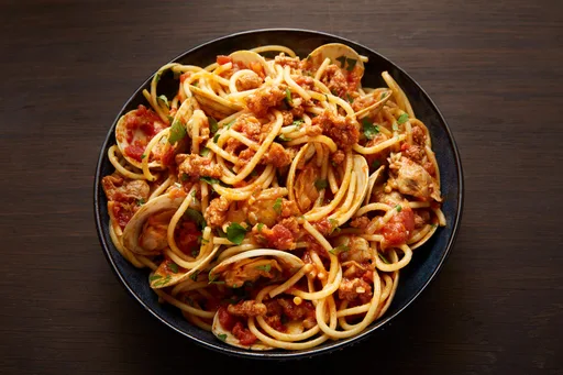 Pasta picante con almejas y chorizo