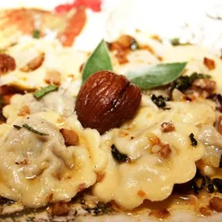 Raviolis de castañas con salsa de mantequilla tostada y salvia