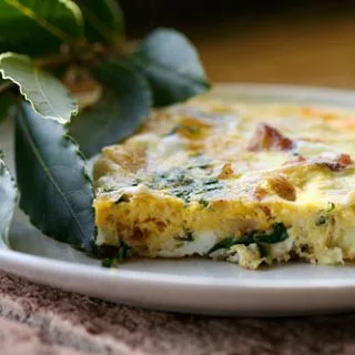 Frittata campera con patatas, panceta y albahaca