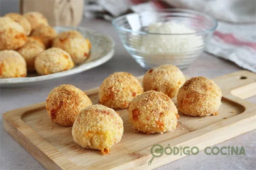 Bolitas de patata y queso en freidora de aire, crujientes y fáciles