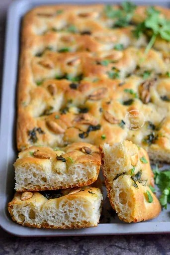 Focaccia de masa madre de ajo y cilantro